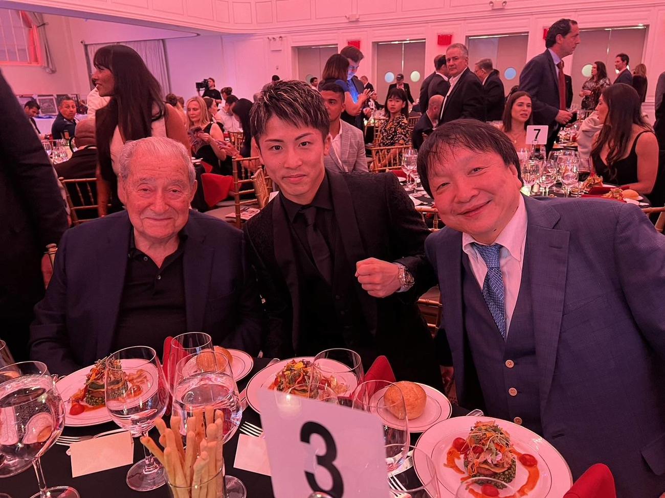 BWAAの授賞式で米プロモート大手トップランク社ボブ・アラムCEO（左端）と同席した井上尚弥（中央）と大橋秀行会長（大橋ジム提供）