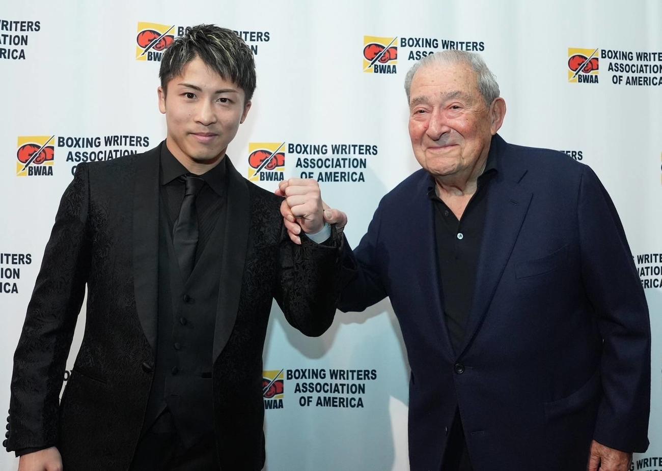 BWAAの授賞式で米プロモート大手トップランク社ボム・アラムCEO（右）と対面した井上尚弥（大橋ジム提供）