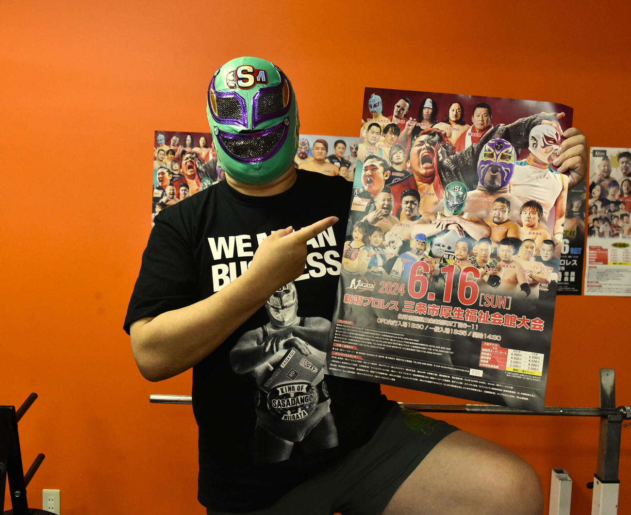 大会ポスターを手に参戦をPRするスーパー・ササダンゴ・マシン
