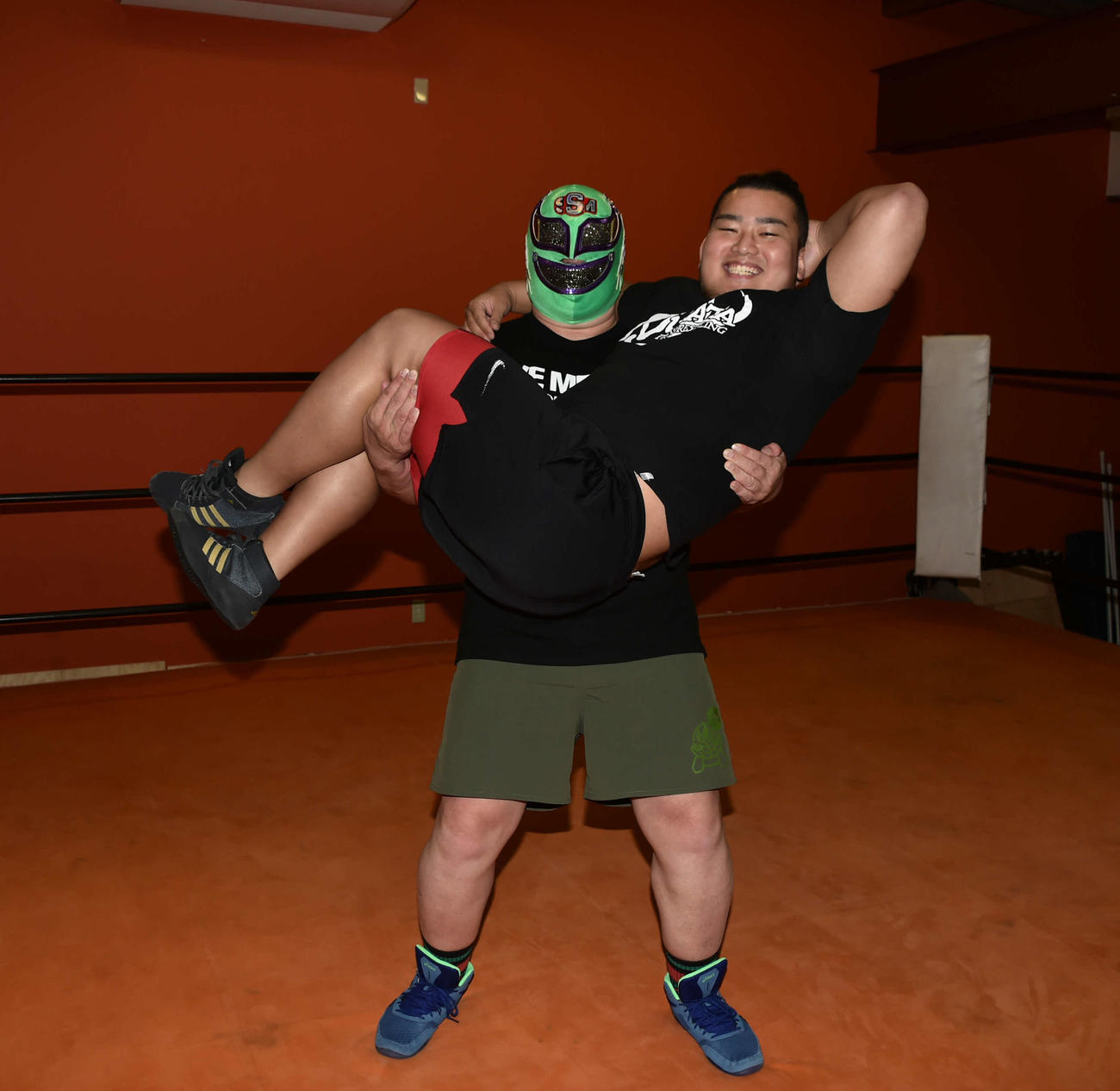 新潟プロレス参戦に意気込むスーパー・ササダンゴ・マシン。なぜか鈴木をお姫様抱っこ