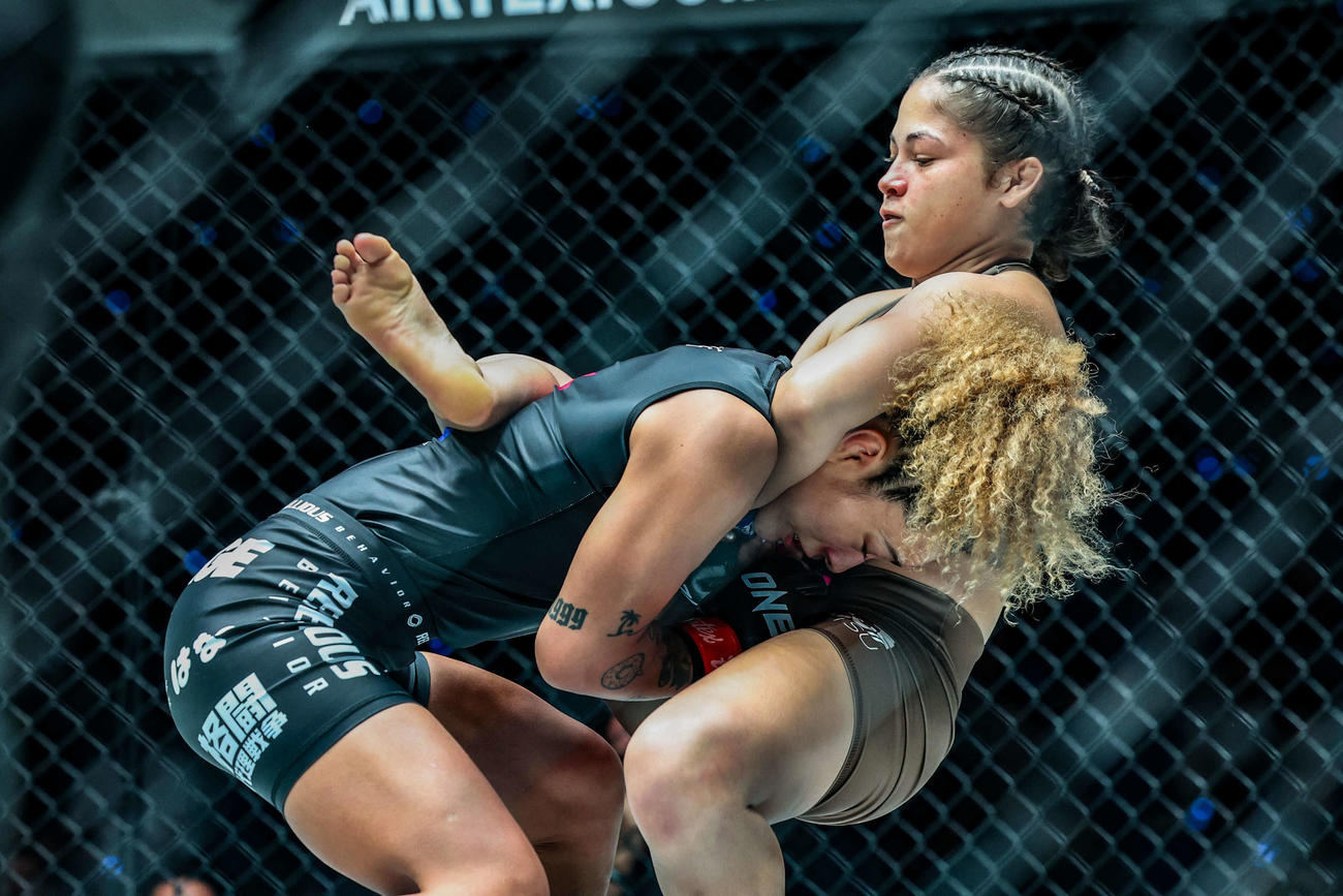 ビクトリア・ソウザ（右）にギロチンチョークで絞め落とされる平田樹　（C）ONE Championship