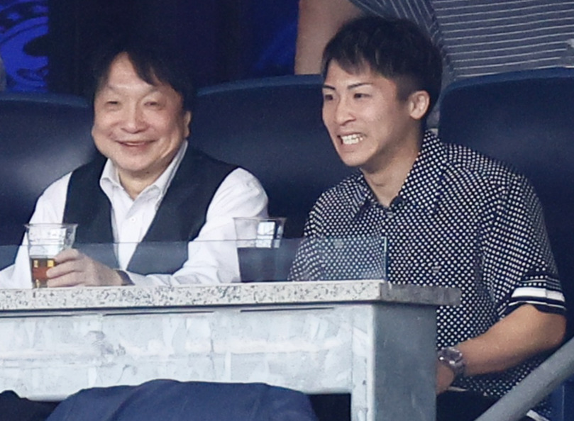 ヤンキース対ドジャース戦を観戦するボクシングの井上尚弥（右）と大橋ジムの大橋秀行会長（撮影・藤尾明華）