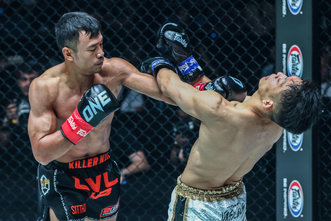 シッティチャイのパンチに大きくのけぞる野杁　（C）ONE Championship