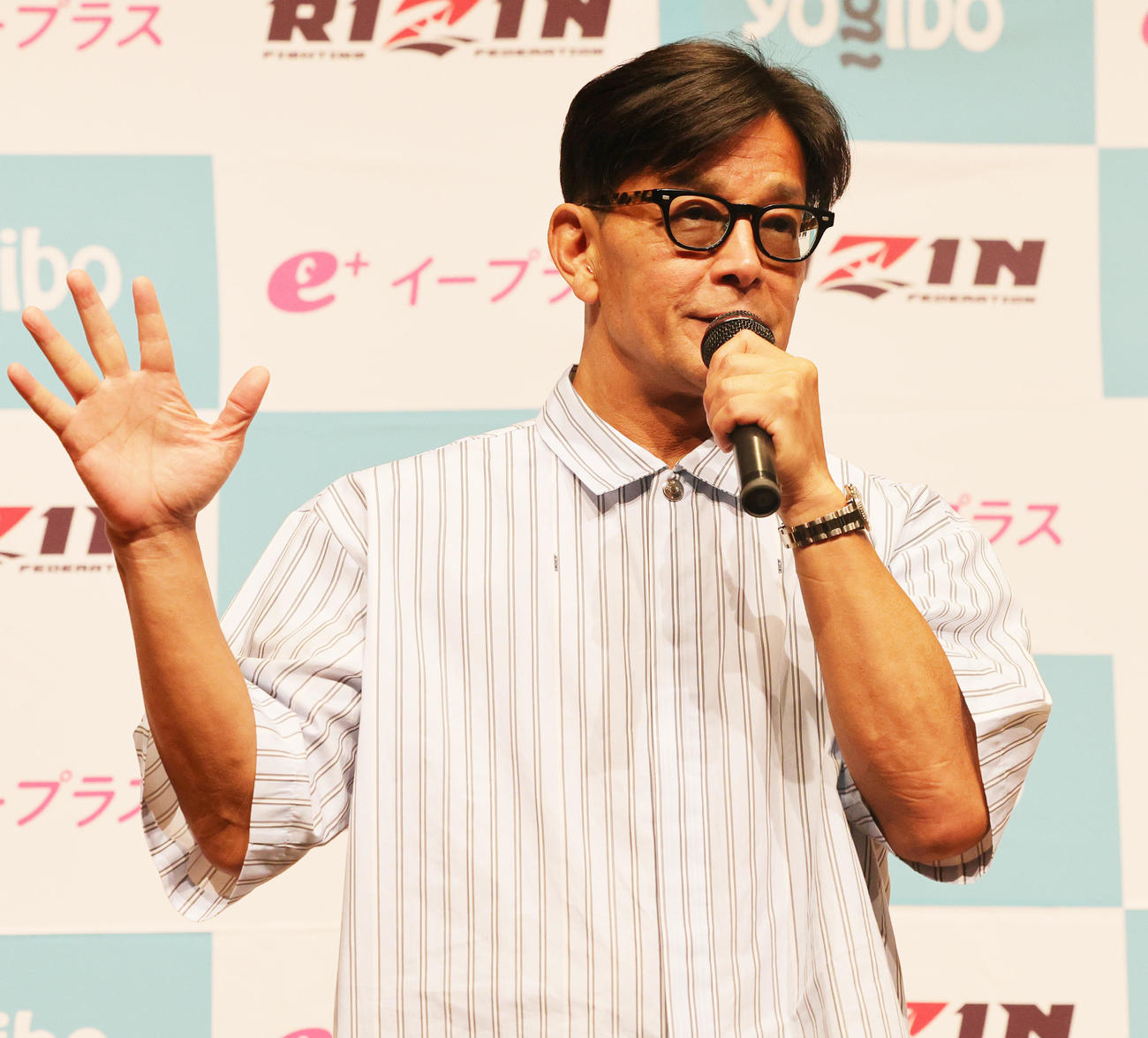 RIZIN．47の前日計量であいさつをする榊原信行CEO（撮影・野上伸悟）