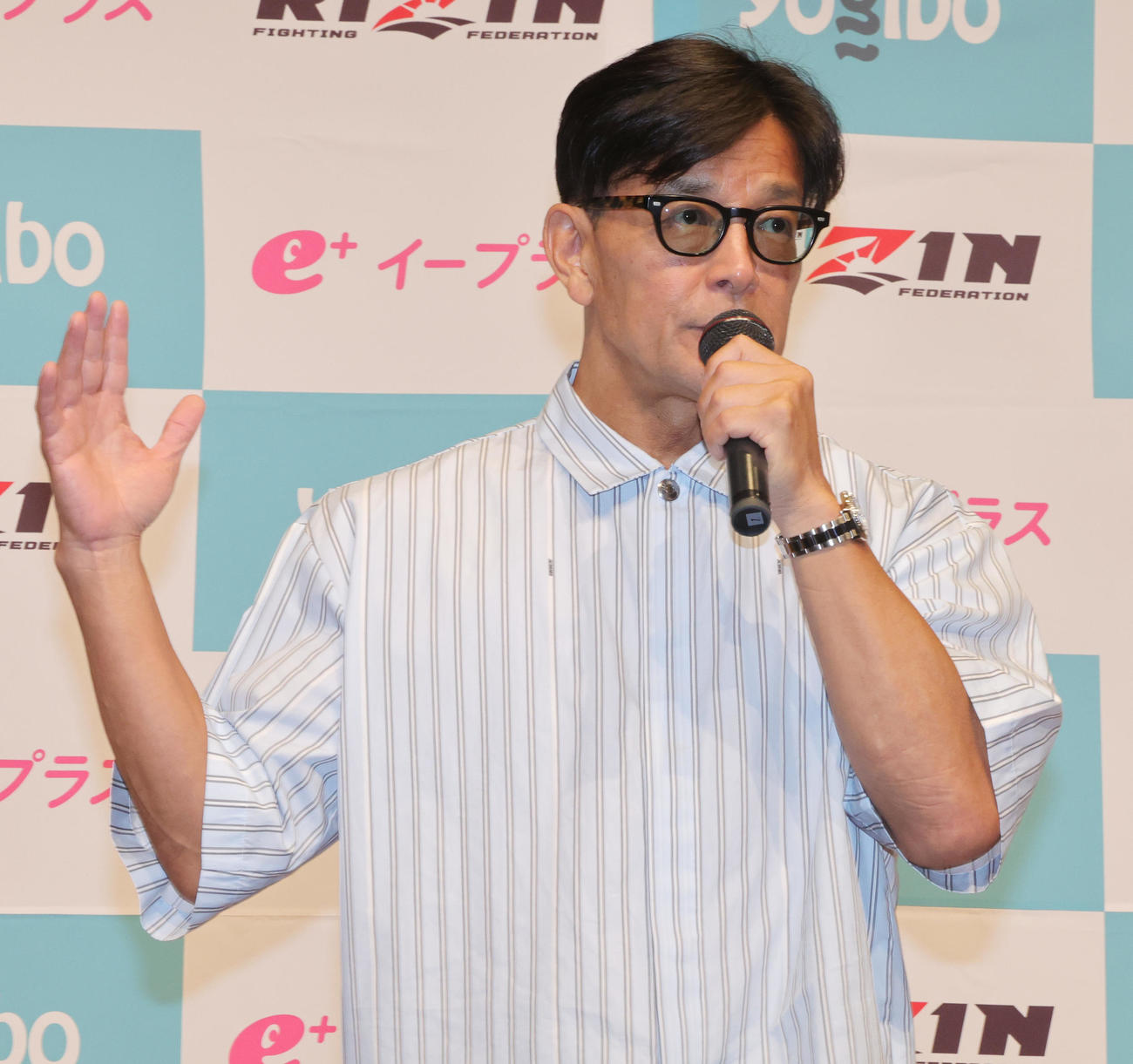 RIZIN．47の前日計量であいさつをする榊原信行CEO（撮影・野上伸悟）