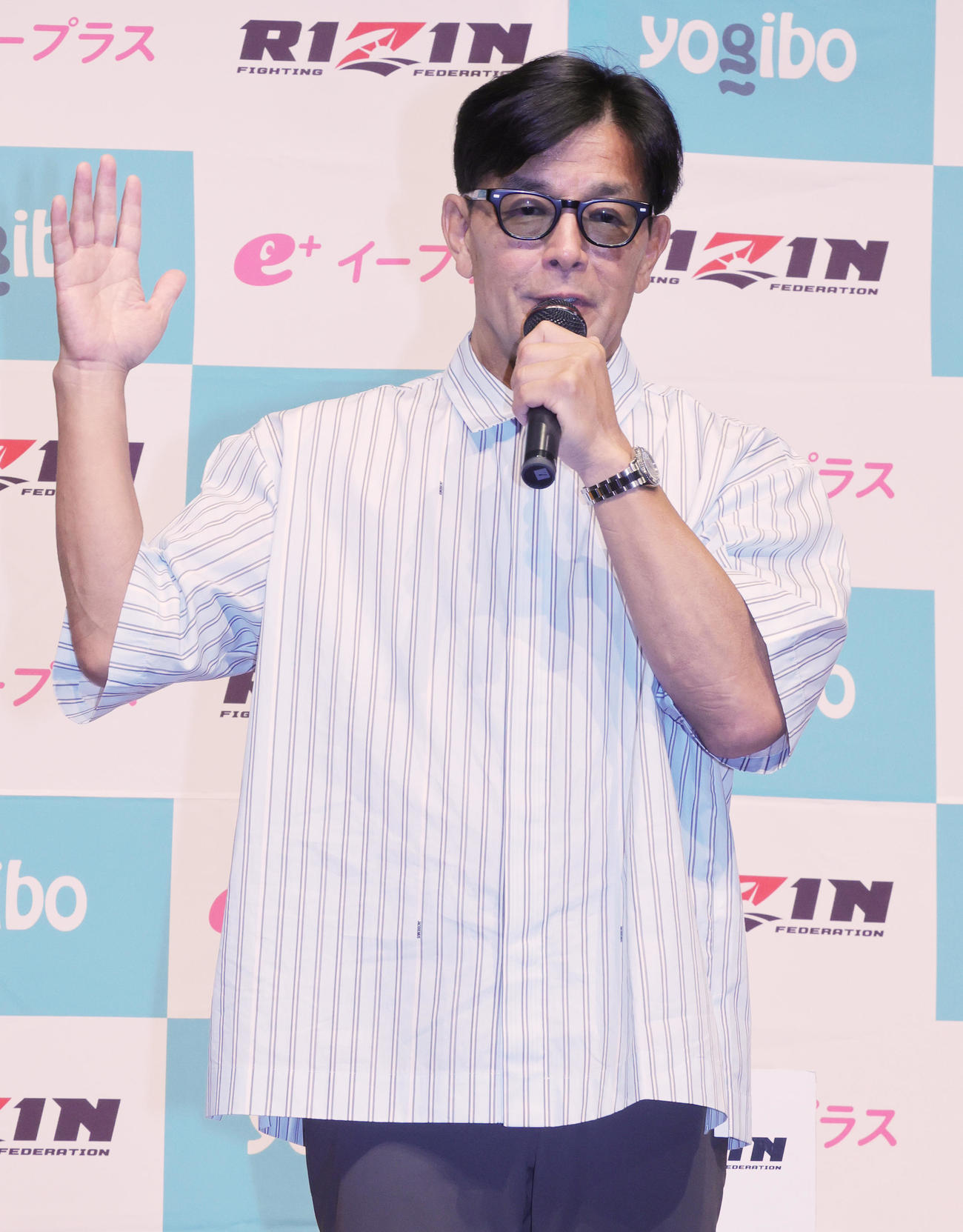 RIZIN．47の前日計量であいさつをする榊原信行CEO（撮影・野上伸悟）
