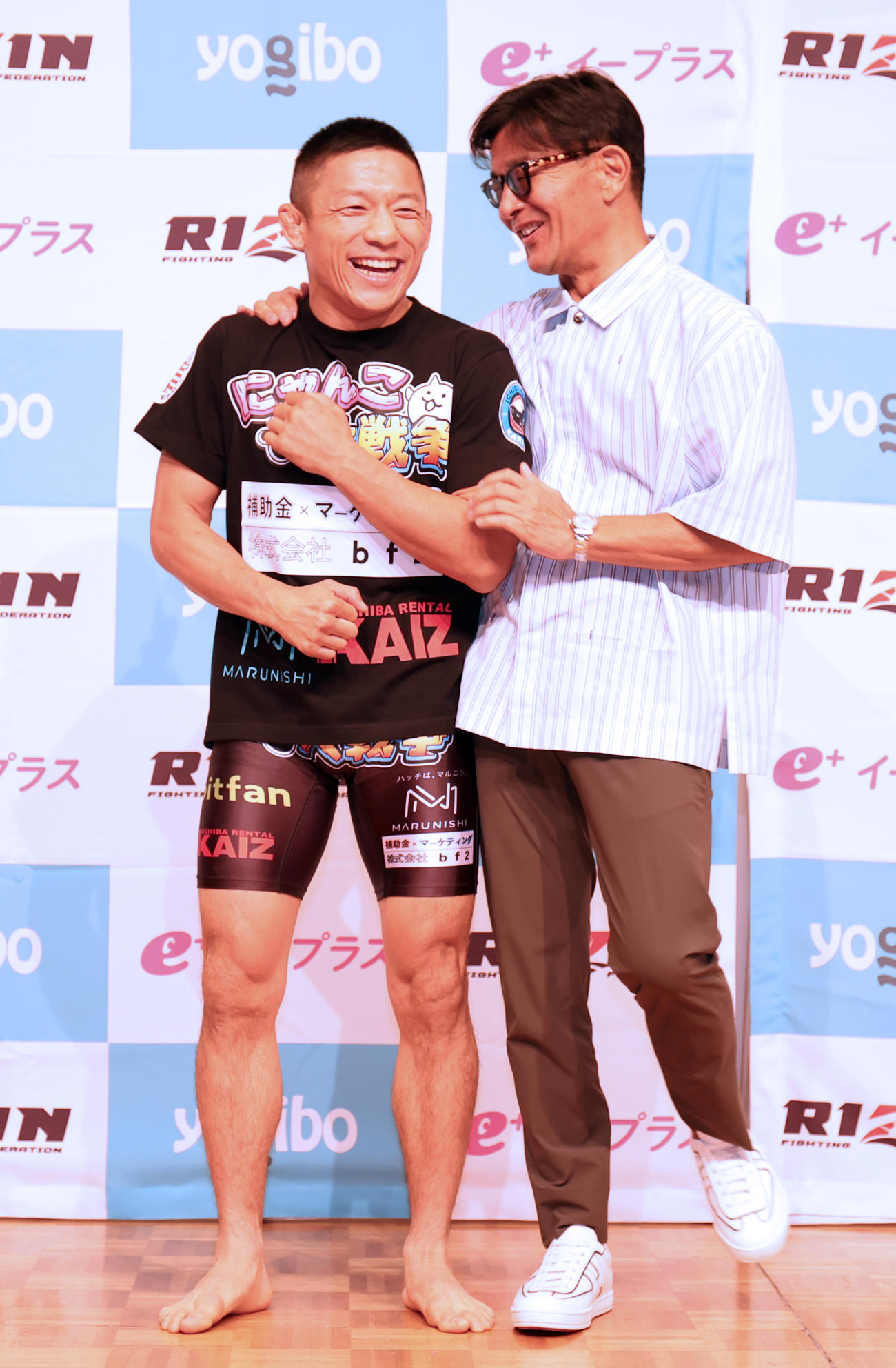 RIZIN．47の前日計量をクリアした堀口恭司（左）は、榊原CEOと談笑（撮影・野上伸悟）