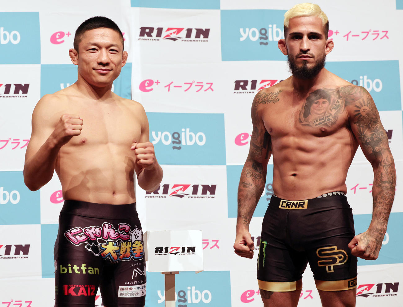 RIZIN．47の前日計量をクリアしポーズをとる堀口恭司（左）とセルジオ・ペティス（撮影・野上伸悟）