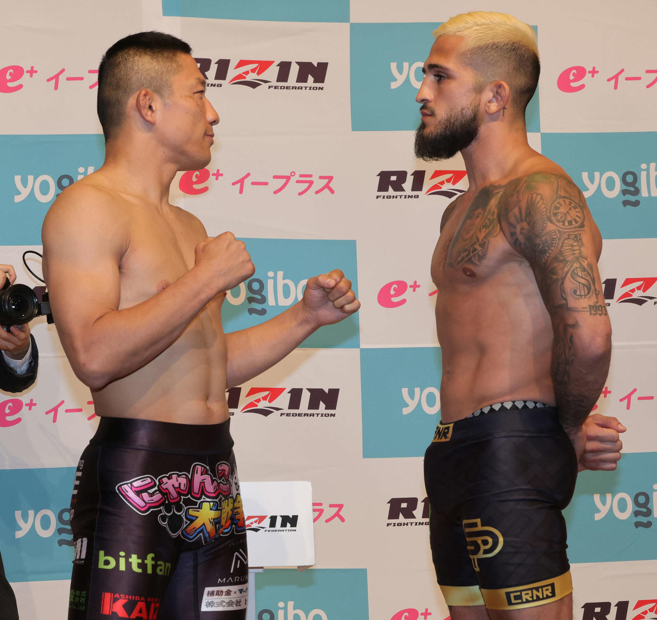 RIZIN．47の前日計量をクリアしフェースオフを行う堀口恭司（左）とセルジオ・ペティス（撮影・野上伸悟）