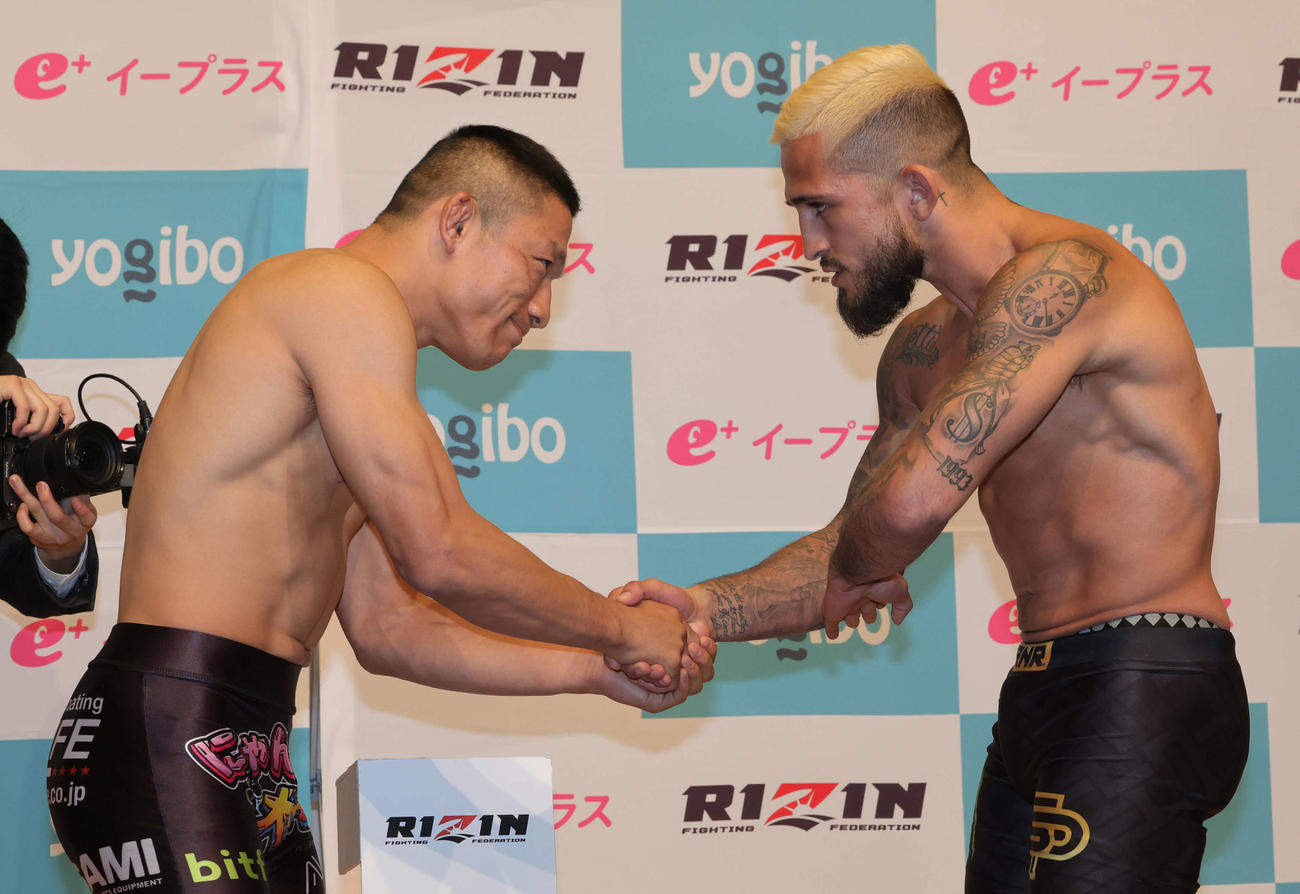 RIZIN．47の前日計量をクリアし握手する堀口恭司（左）とセルジオ・ペティス（撮影・野上伸悟）