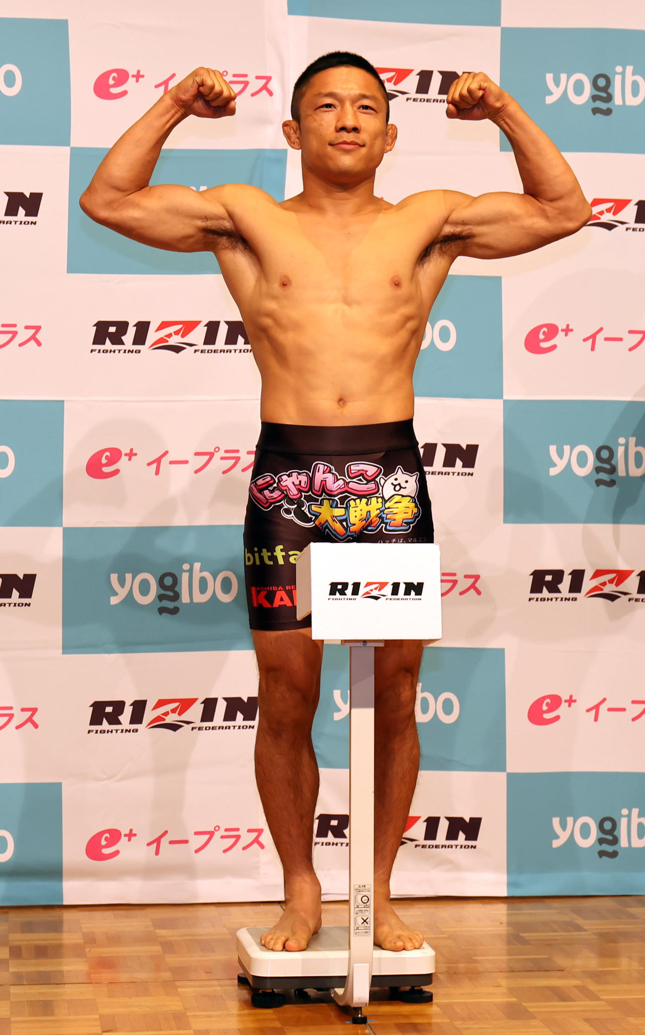 RIZIN．47の前日計量をクリアしポーズを撮る堀口恭司（撮影・野上伸悟）