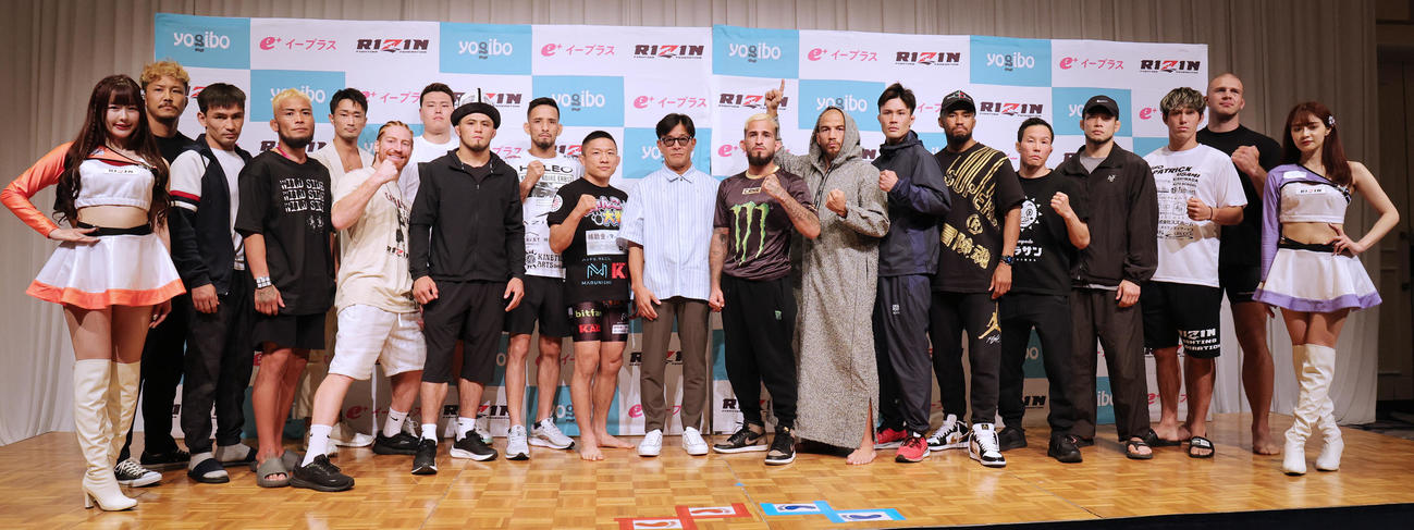 RIZIN．47の前日計量をクリアし記念写真に納まる選手たち。中央は榊原CEO（撮影・野上伸悟）
