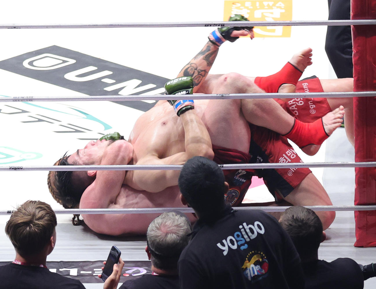 3回、キム・ギョンピョ（上）を締め上げるスパイク・カーライル（撮影・野上伸悟）
