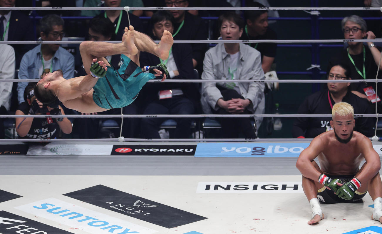 武田光司（右）に勝利しバック宙で喜ぶラジャブアリ・シェイドゥラエフ（撮影・野上伸悟）