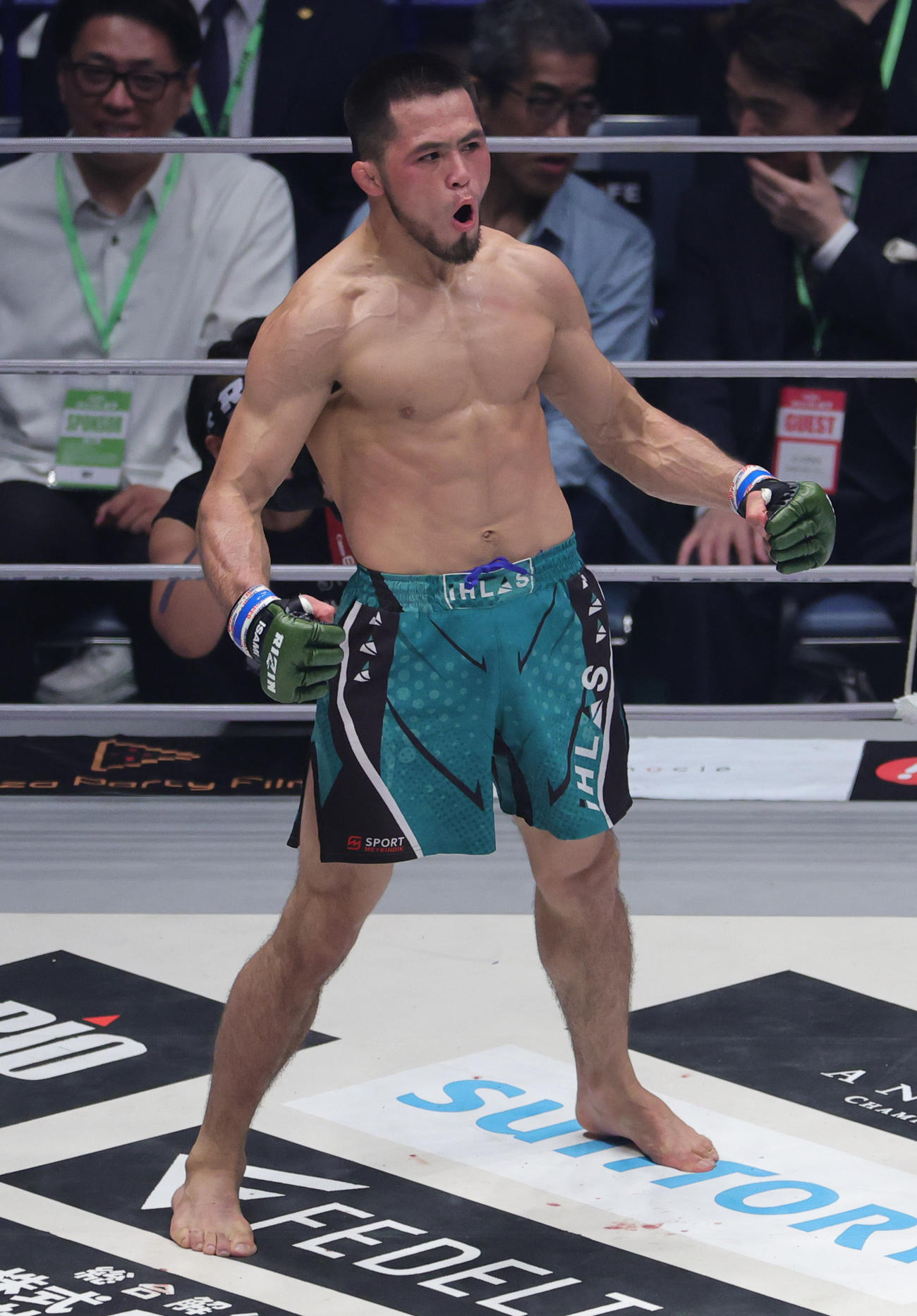武田光司に勝利し喜ぶラジャブアリ・シェイドゥラエフ（撮影・野上伸悟）