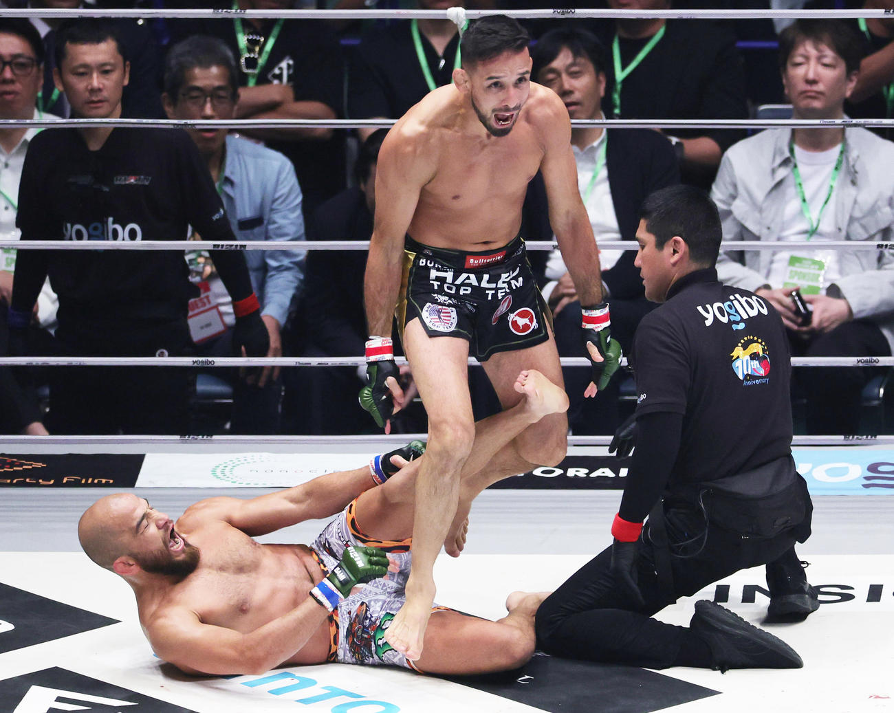 フアン・アーチュレッタ（左）に勝利し喜ぶクレベル・コイケ（撮影・野上伸悟）