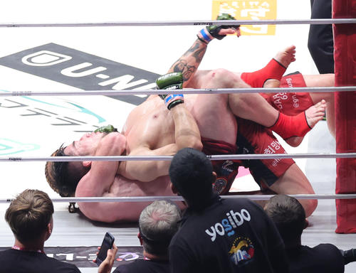 3回、キム・ギョンピョ(上)を締め上げるスパイク・カーライル(撮影・野上伸悟)