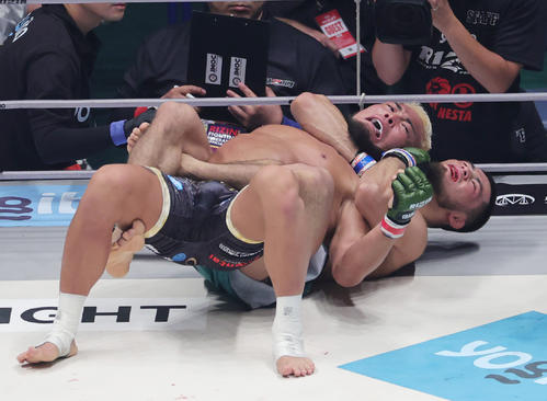 1回、武田光司(上)を締め上げギブアップを奪ったラジャブアリ・シェイドゥラエフ(撮影・野上伸悟)