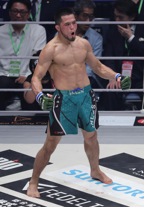 武田光司に勝利し喜ぶラジャブアリ・シェイドゥラエフ(撮影・野上伸悟)
