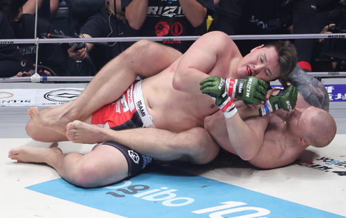 1回、上田幹雄(左)を締め上げるシェミスラブ・コバルチェク(撮影・野上伸悟)