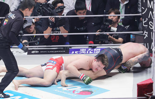 1回、上田幹雄(左)の腕をきめるシェミスラブ・コバルチェク(撮影・野上伸悟)