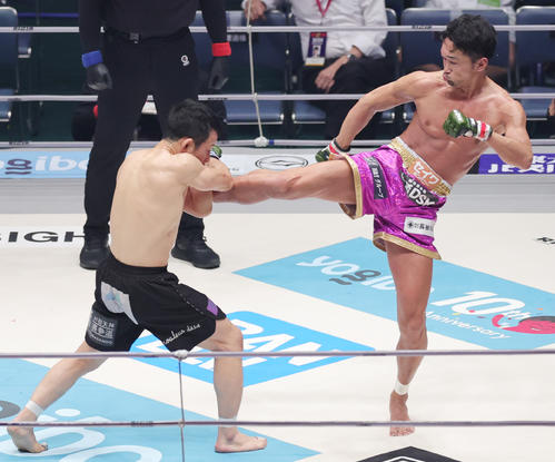 3回、魚井フルスイング(左)にキックを浴びせる梅野源治(撮影・野上伸悟)