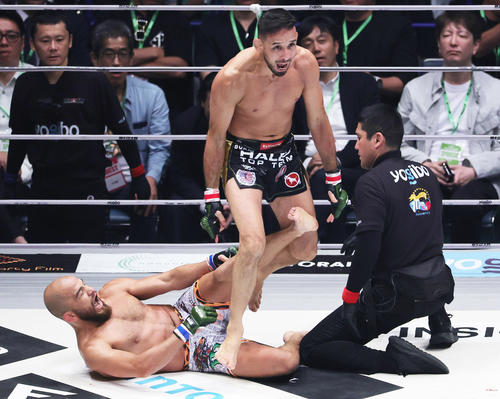 フアン・アーチュレッタ(左)に勝利し喜ぶクレベル・コイケ(撮影・野上伸悟)