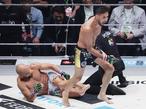 フアン・アーチュレッタ(左)に勝利し喜ぶクレベル・コイケ(撮影・野上伸悟)