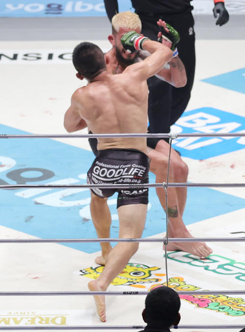 3回、セルジオ・ペティス(奥)にパンチを見舞う堀口恭司(撮影・野上伸悟)