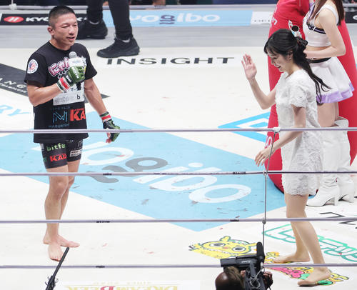 勝利し、夫人の川村那月(右)をリングに呼ぶ堀口恭司(撮影・野上伸悟)