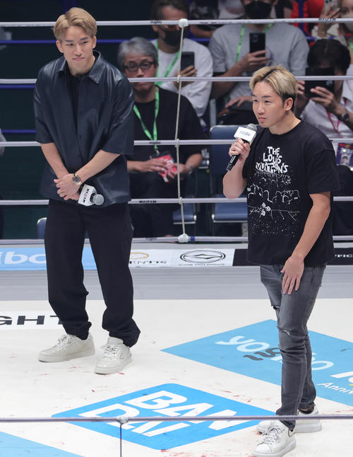 UFC参戦を表明する朝倉海。手前は朝倉未来(撮影・野上伸悟)