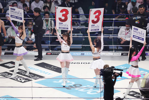 ラウンドガールを務めるRIZINガール(撮影・野上伸悟)