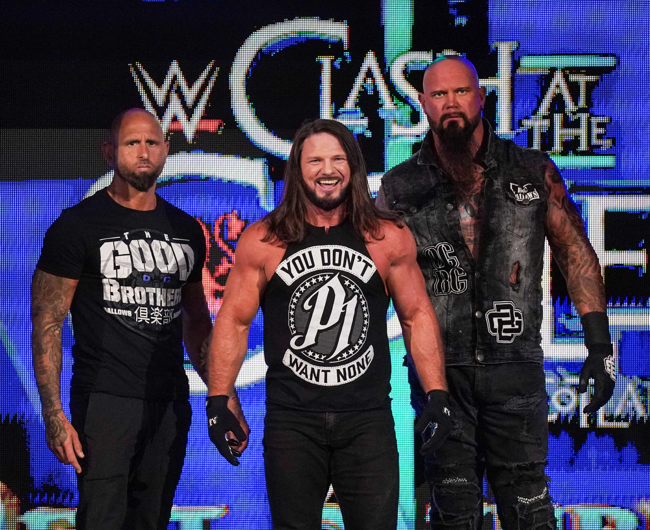 花道でカール・アンダーソン（左端）、ルーク・ギャローズ（右端）と並ぶAJスタイルズ（C）WWE
