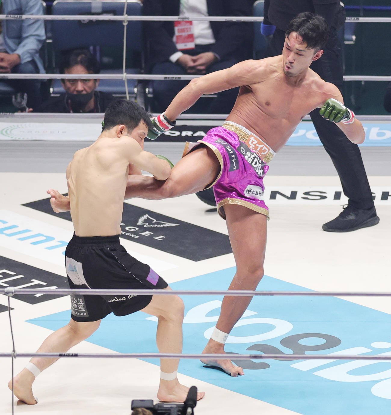 1回、魚井フルスイング（左）にキックを浴びせる梅野源治（撮影・野上伸悟）