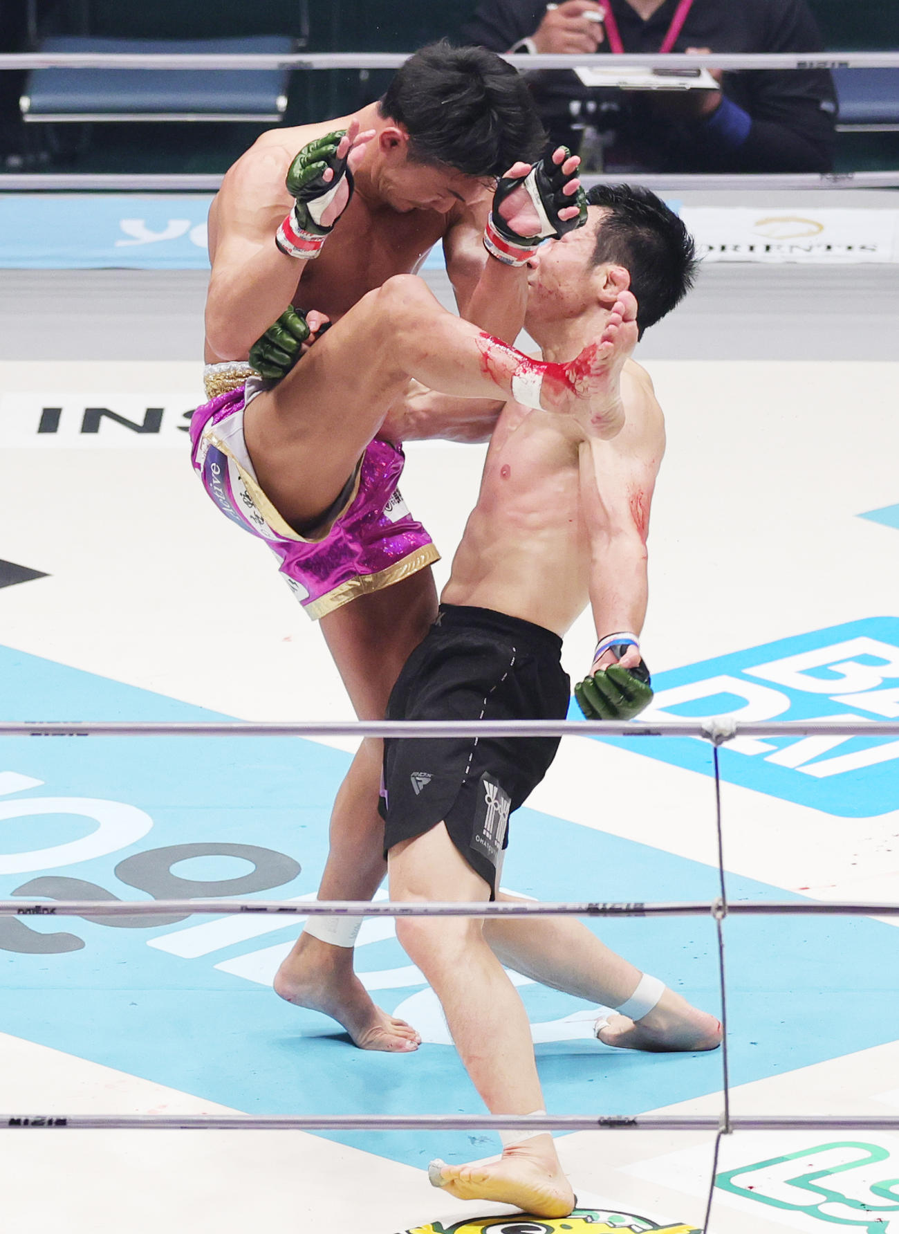 3回、魚井フルスイング（右）にキックを浴びせる梅野源治（撮影・野上伸悟）