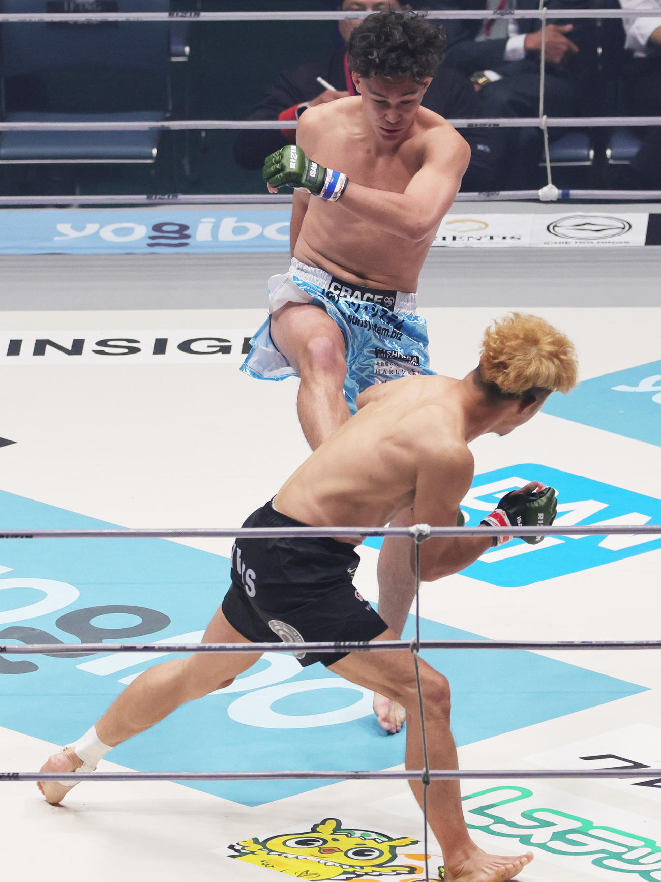 1回、徳留一樹（手前）にKO勝ちした宇佐美正パトリック（撮影・野上伸悟）