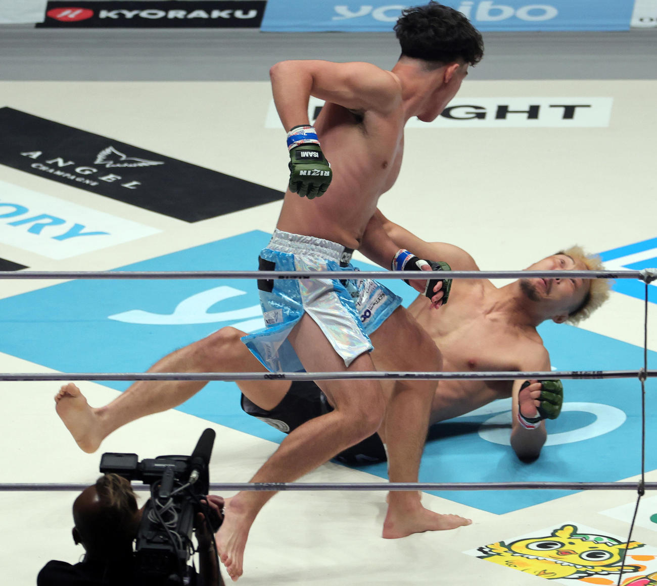 1回、徳留一樹（奥）にKO勝ちした宇佐美正パトリック（撮影・野上伸悟）