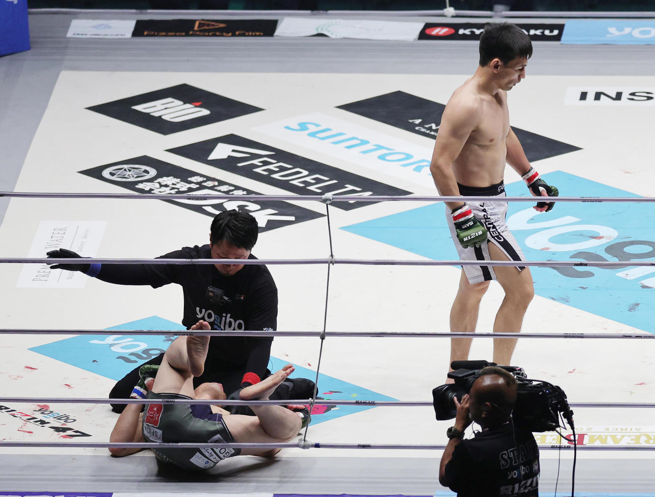 1回、関鉄矢（手前）にボディーを決めKO勝ちするカルシャガ・ダウトベック（撮影・野上伸悟）