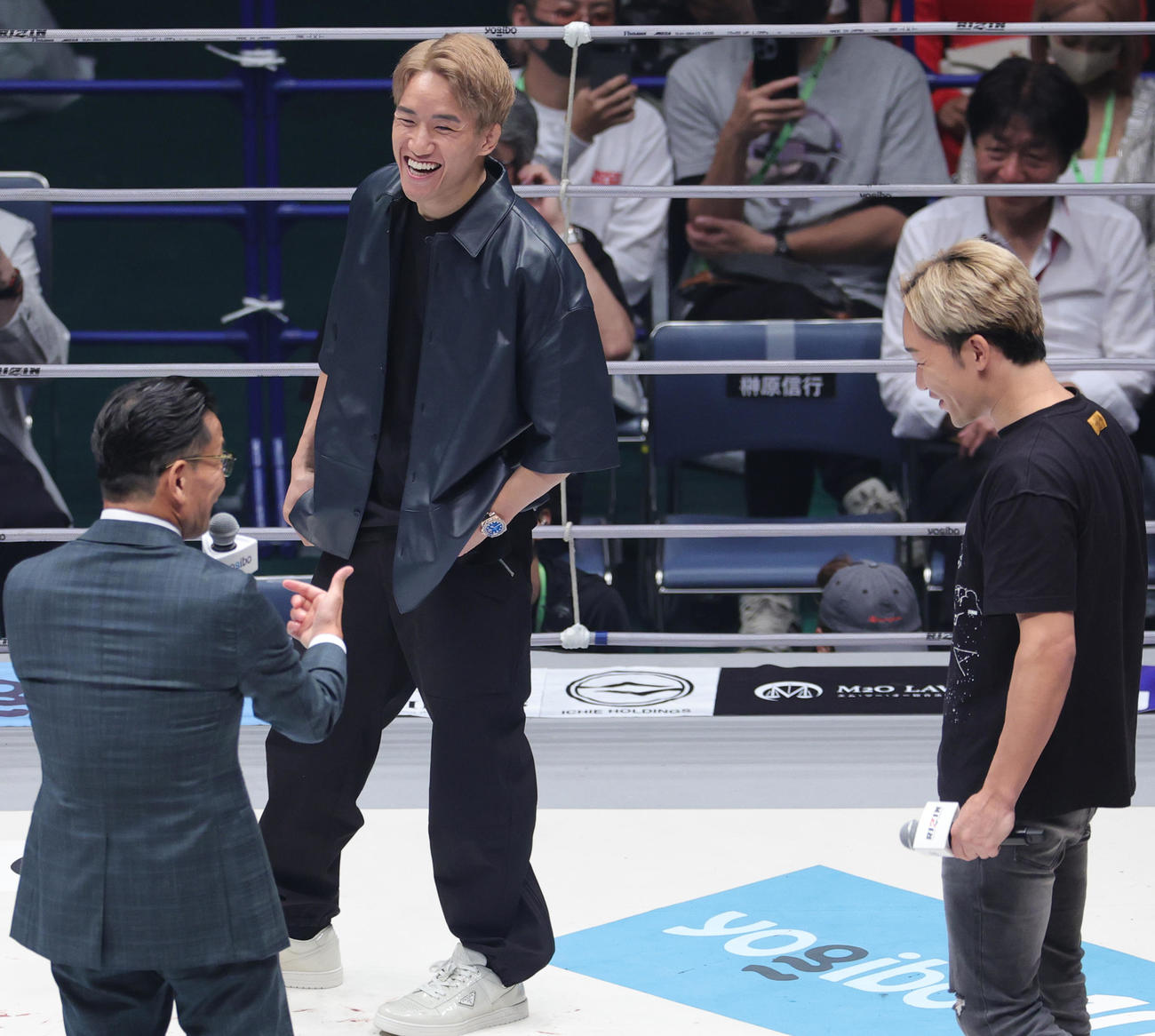 UFC参戦を表明する朝倉海。手前左は榊原信行CEO、右は朝倉未来（撮影・野上伸悟）