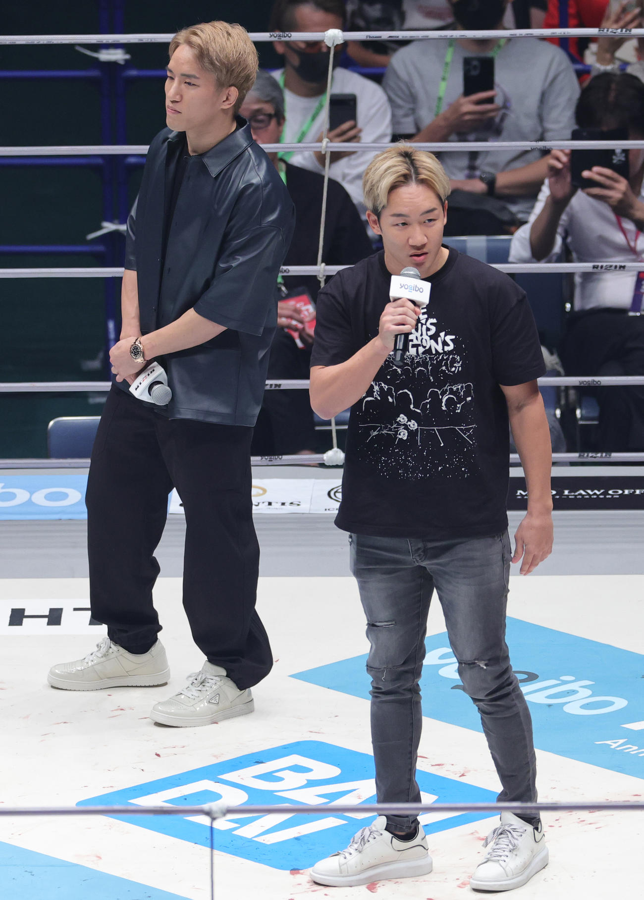 UFC参戦を表明する朝倉海。手前は朝倉未来（撮影・野上伸悟）