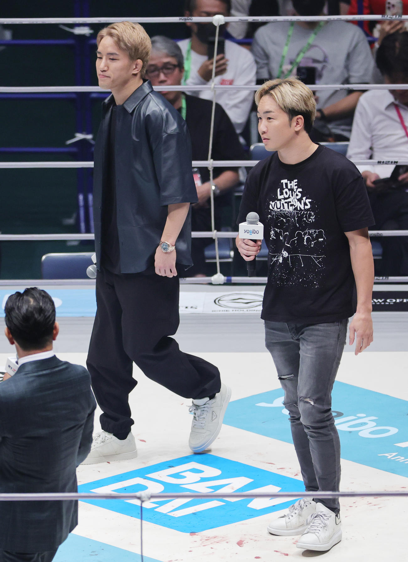 UFC参戦を表明する朝倉海。手前は朝倉未来（撮影・野上伸悟）