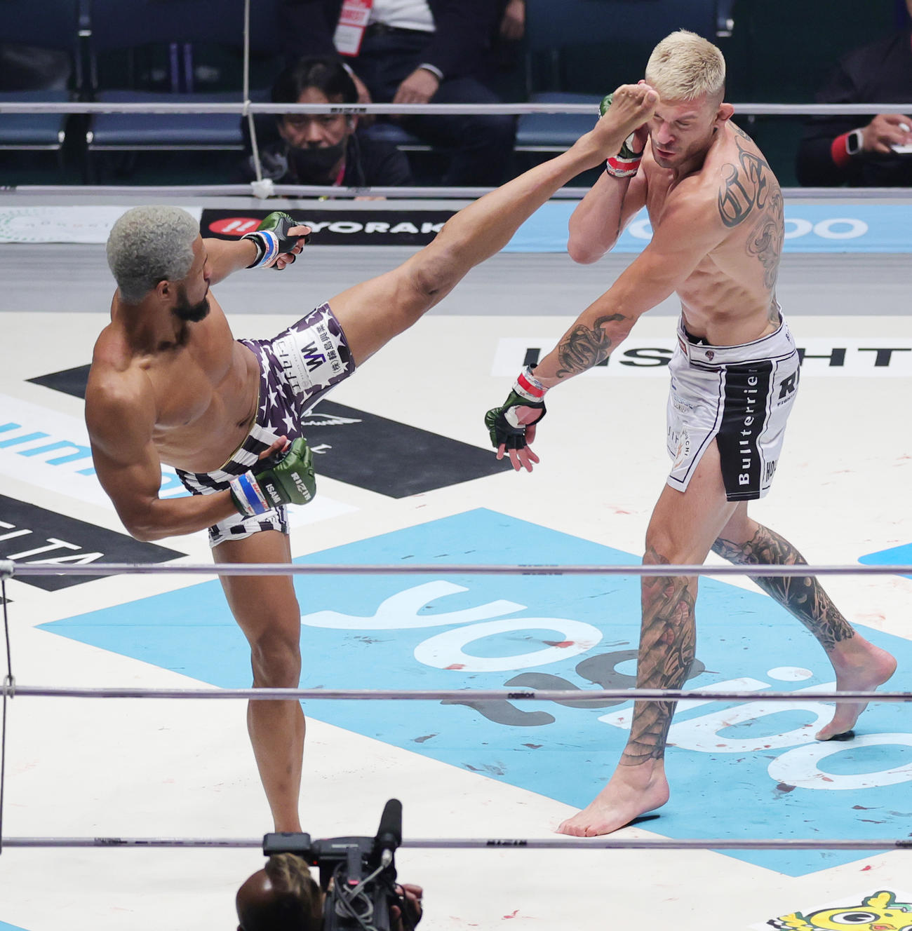 2回、ジョニー・ケース（右）にキックを見舞うベイノア（撮影・野上伸悟）