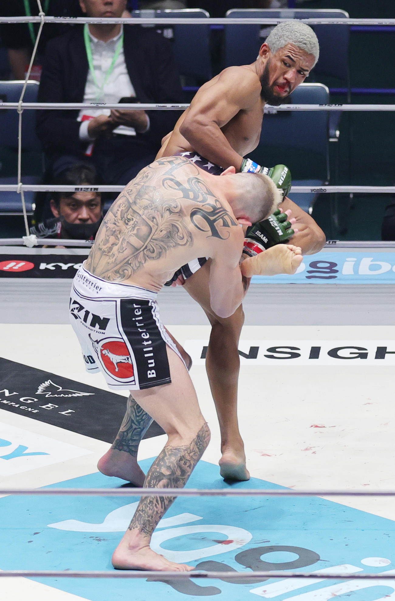 2回、ジョニー・ケース（手前）にキックを見舞うベイノア（撮影・野上伸悟）