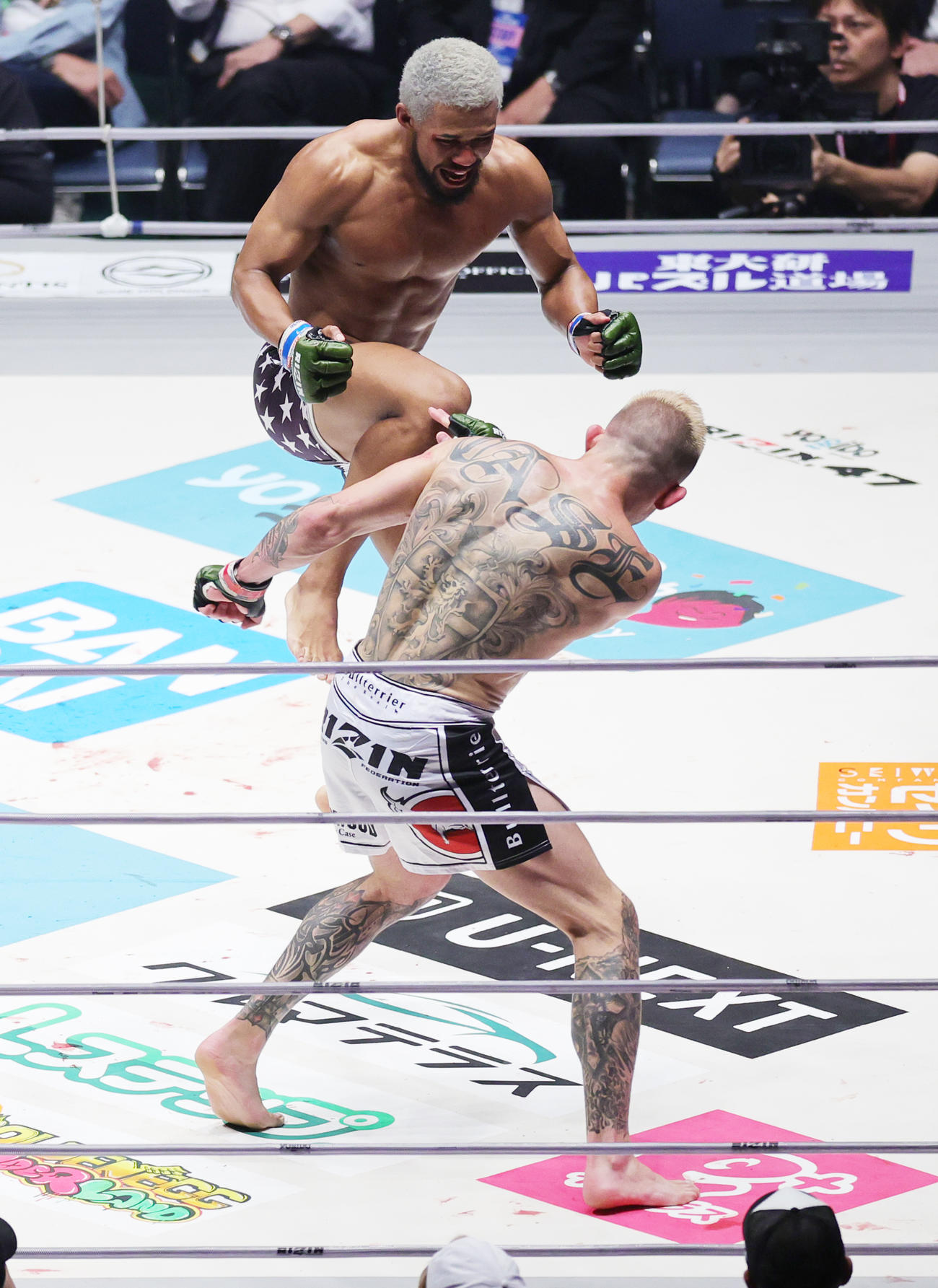 3回、ジョニー・ケース（手前）にキックを見舞うベイノア（撮影・野上伸悟）