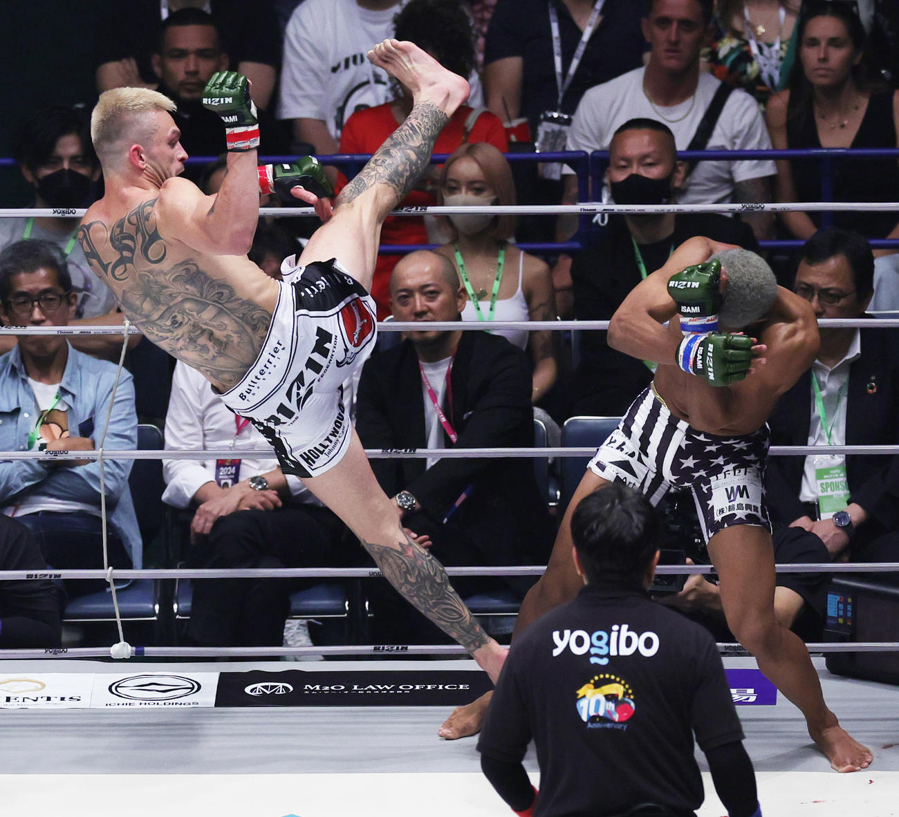 2回、ジョニー・ケース（手前）にキックを見舞うベイノア（撮影・野上伸悟）