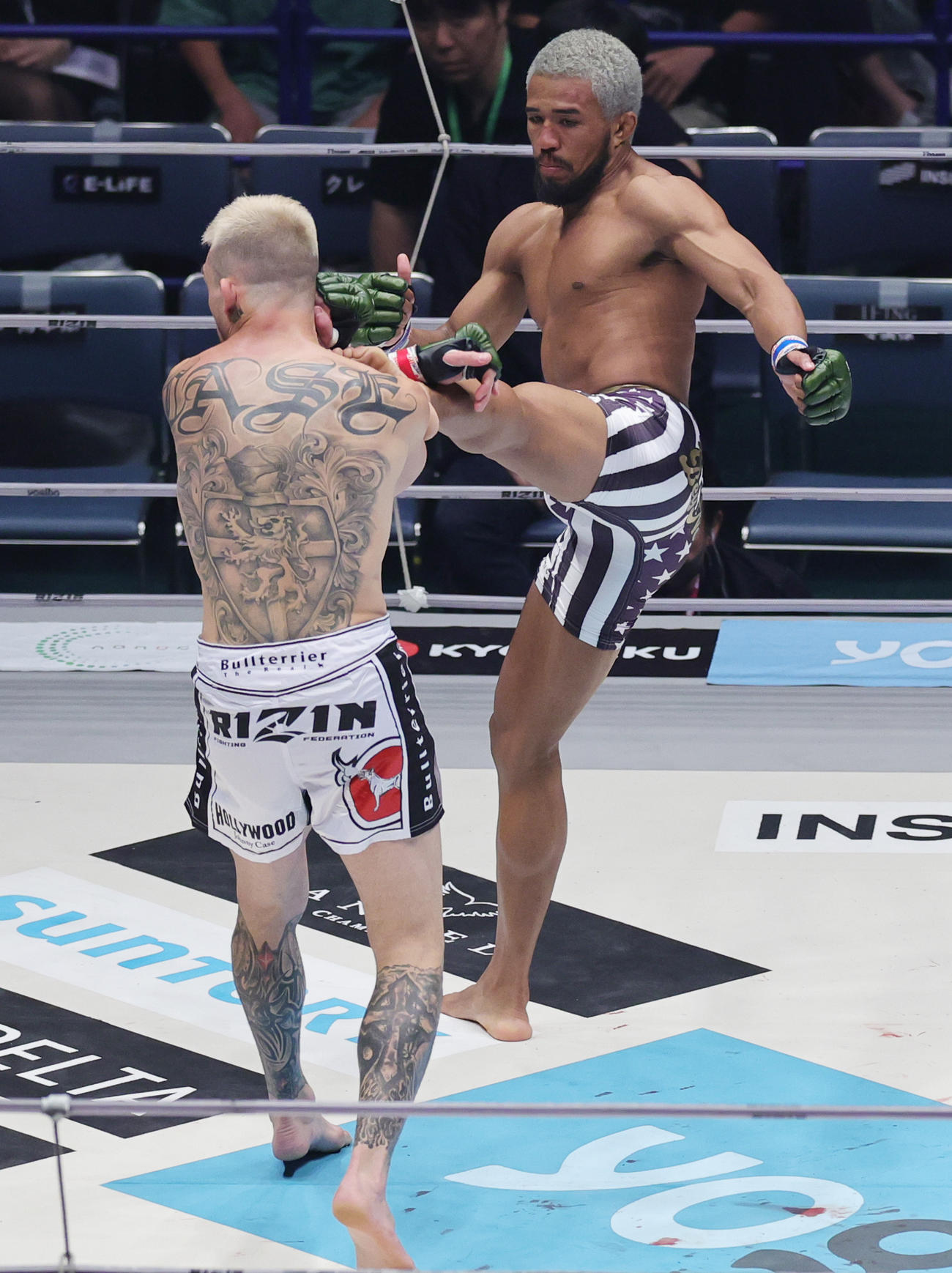 1回、ジョニー・ケース（左）にキックを見舞うベイノア（撮影・野上伸悟）