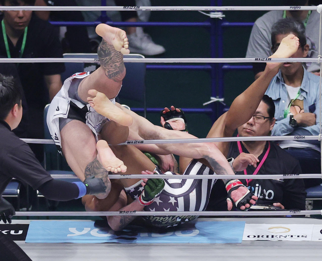 2回、もつれあうジョニー・ケース（左）とベイノア（撮影・野上伸悟）