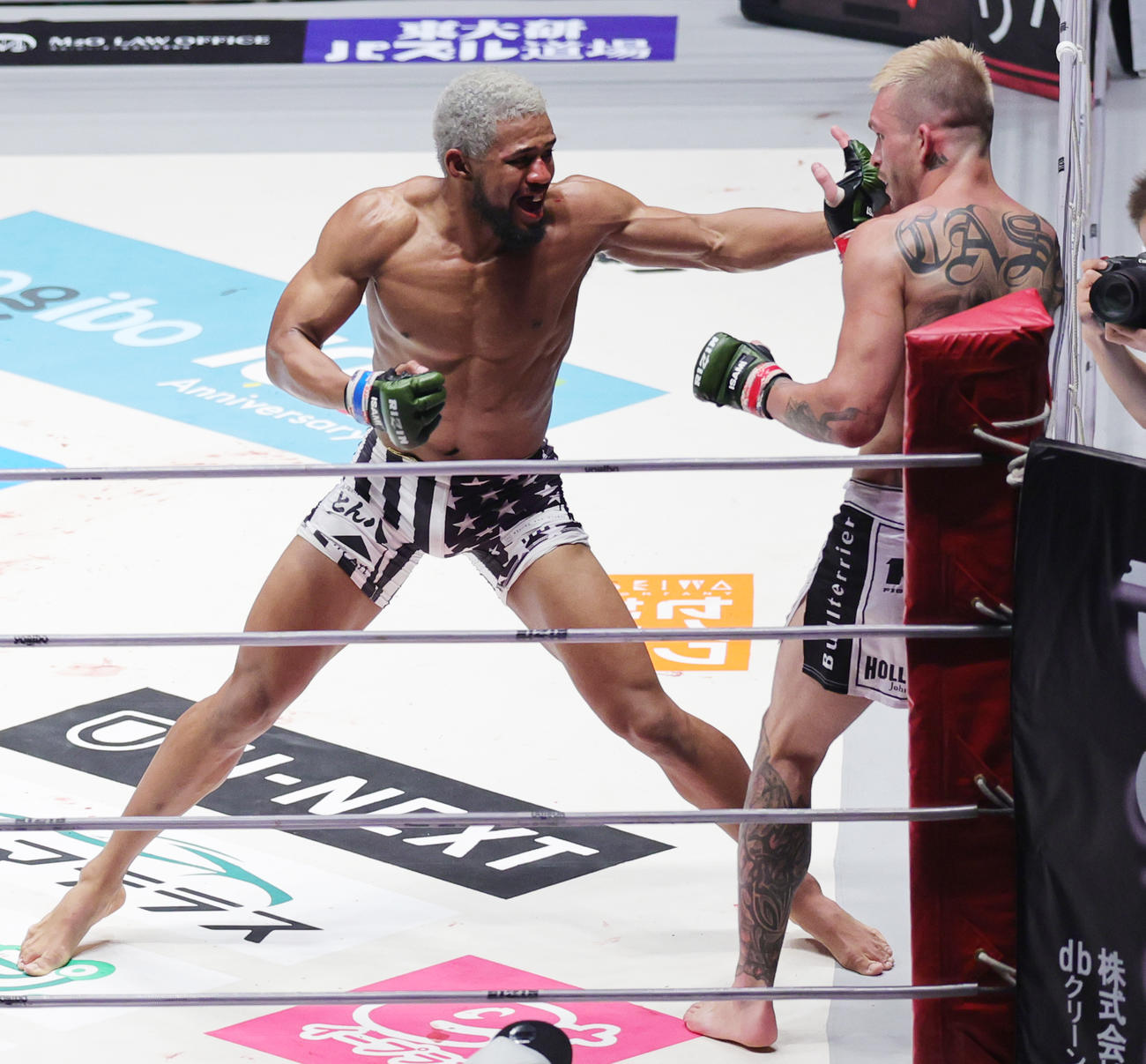 3回、ジョニー・ケース（右）にパンチを見舞うベイノア（撮影・野上伸悟）
