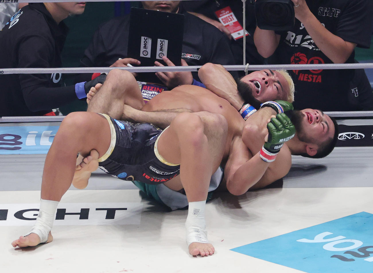 1回、武田光司（上）を締め上げギブアップを奪ったラジャブアリ・シェイドゥラエフ（撮影・野上伸悟）