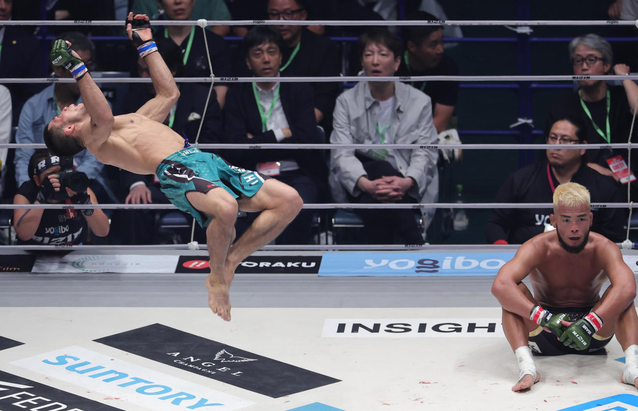 武田光司（右）に勝利しバック宙で喜ぶラジャブアリ・シェイドゥラエフ（撮影・野上伸悟）